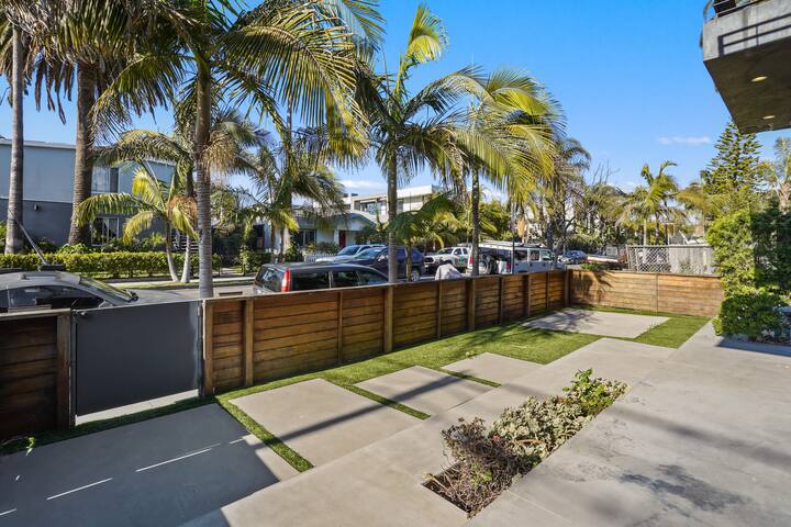 Luxurious Venice Pad with Amazing Rooftop Deck!! gallery image 5