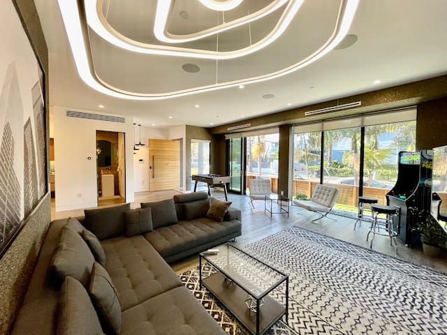 Luxurious Venice Pad with Amazing Rooftop Deck!!