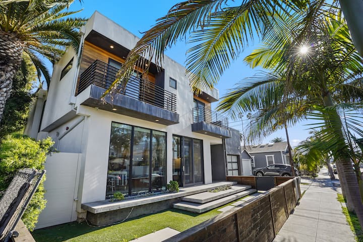 Luxurious Venice Pad with Amazing Rooftop Deck!! gallery image 2