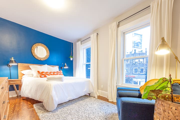 DUNDAS HOUSE – Stunning 3-Storey Townhouse