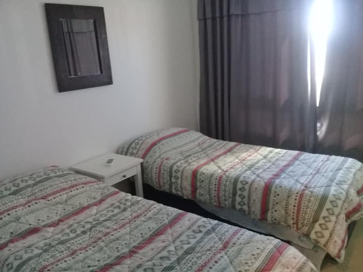 第二间卧室配有两张单人床。