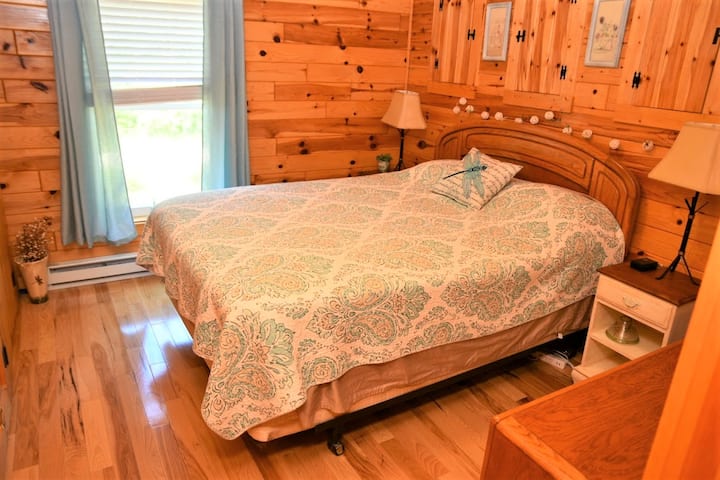 Главна спална соба со брачен кревет (широк 180-220 см) и плакар