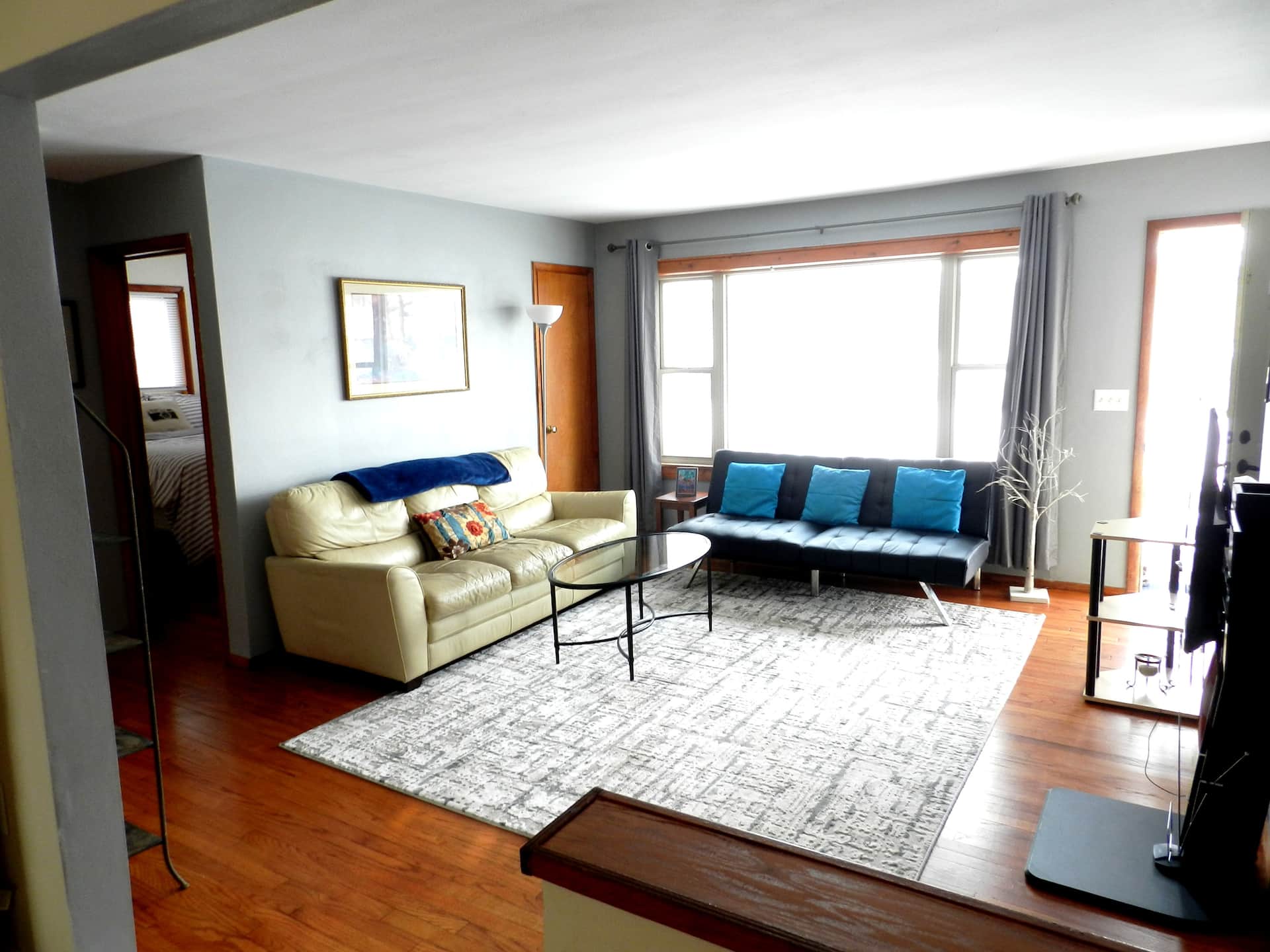 Comfortable and clean 1/2 duplex near Waterfront