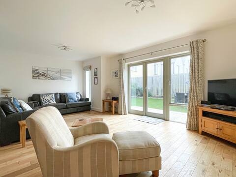 Spacious & stylish holiday home, sea views!
