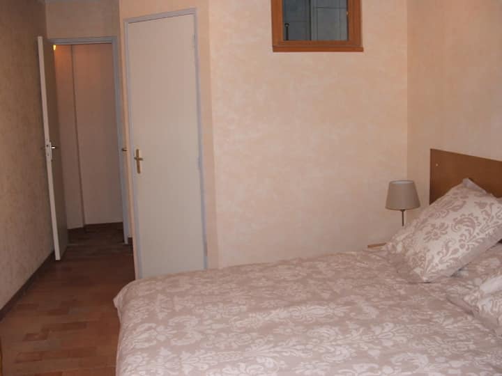 entrance bedroom with access to independent toilet and bathroom along the bedroom