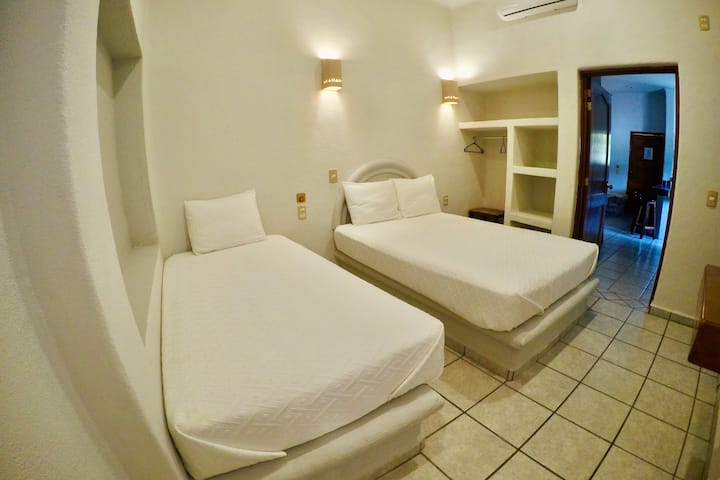 חדר 3..... מיטה זוגית ומיטת יחיד, חדר רחצה ושירותים, מאוורר ומיזוג אוויר.