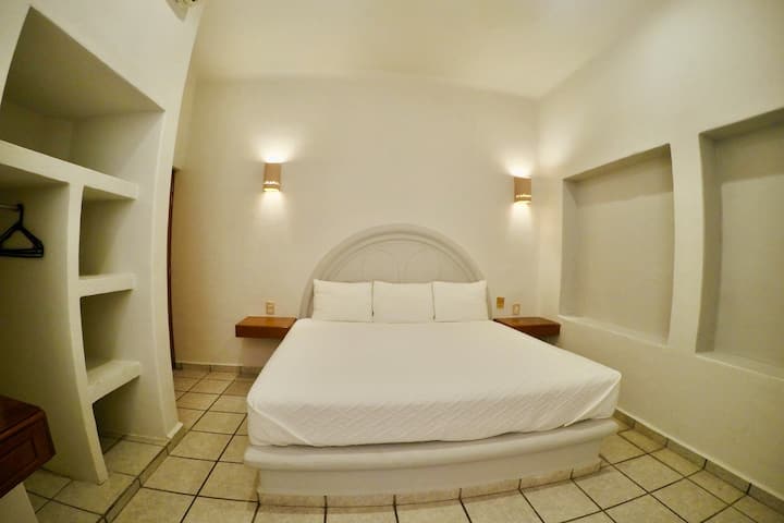 חדר 2, 1 מיטת קינג סייז ומיזוג אוויר אחד יחיד, חדר רחצה מלא, מאוורר ומיזוג אוויר