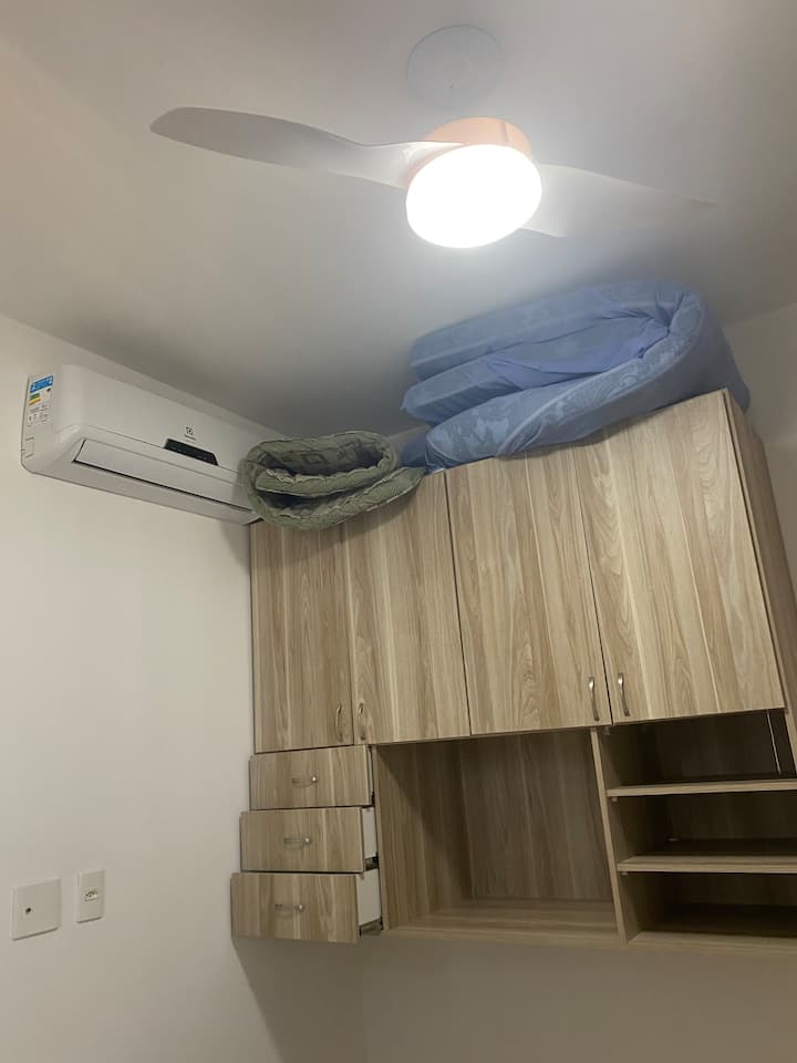 Dhoma e gjumit 3 - ka 2 krevate kutie, ajër të kondicionuar, ventilator, dollap të pezulluar