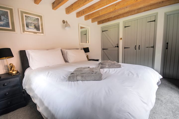 带加大双人床的主卧