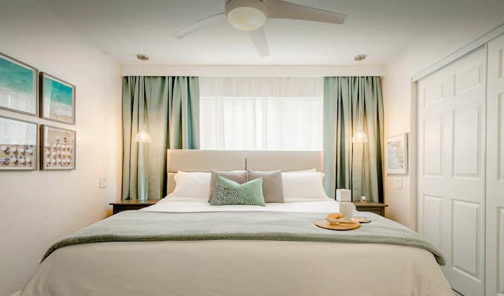 Upscale, new, minutes to beach & King Bed Master !