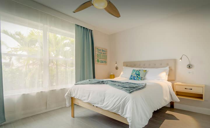 Dhoma e dytë e gjumit ka një krevat dopio "Queen", televizor inteligjent dhe tavolinë të madhe dhe karrige. Hapësirë e përkryer për zyre nëse të duhet të bësh disa punë ndërsa je larg.  