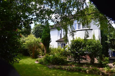 Harewood Haven: Luxury 8 Bedroom House