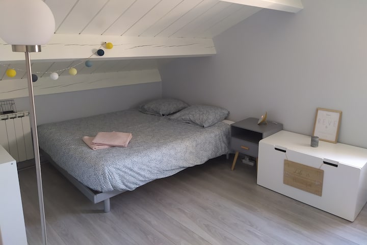 חדר שינה למעלה, שניים או ארבעה אנשים (ספה נפתחת זמינה)