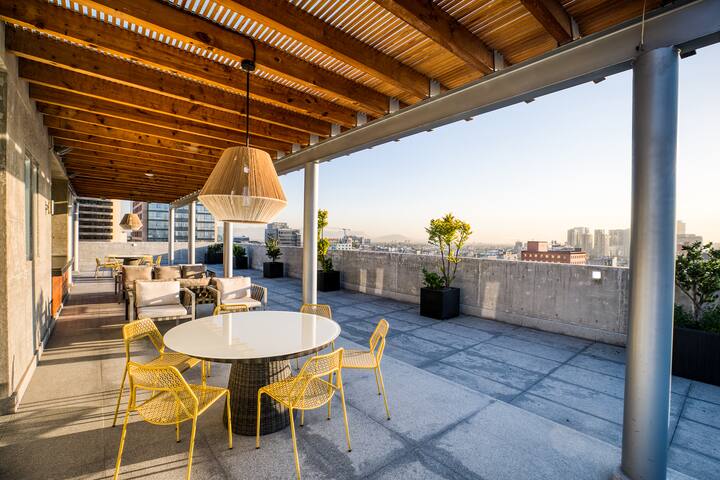 Cool Balcony Apt | GYM+Rooftop w/BBQ Grill & Pool gallery image 3