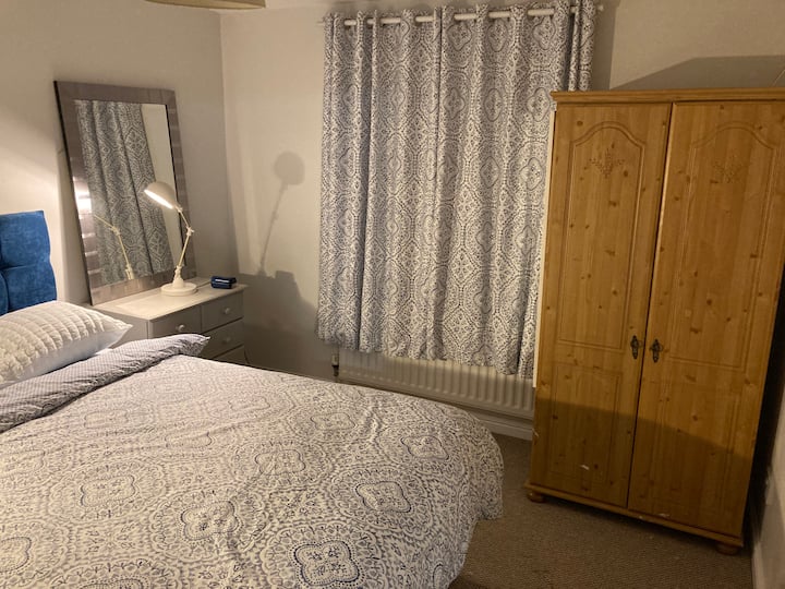 מיטת קינג סייז חדשה, מזרן ומצעים לשינה ערבה. 