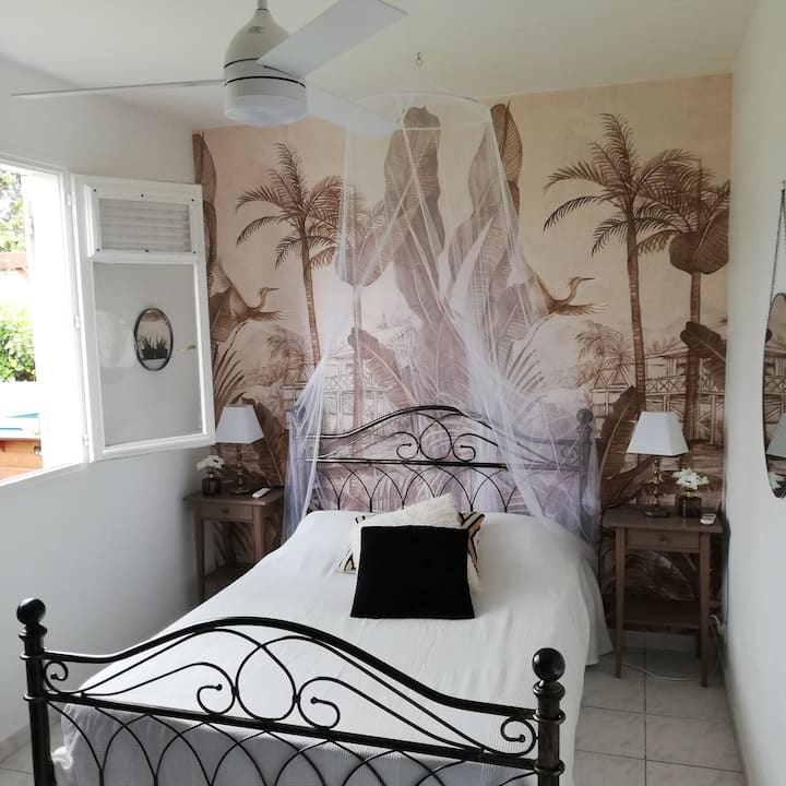 camera da letto 1 letto matrimoniale 140 cm X 190 cm   climatizzata e ventilata  situata sul retro della casa. Dispone di un armadio con armadio  per riporre vestiti e bagagli.