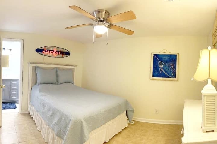 one queen bed 2nd floor