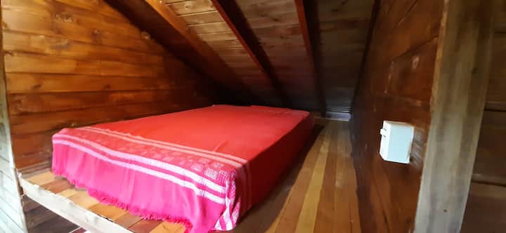 Mésanine avec deux matelas simples et lampe de lecture. Connectez-vous et détendez-vous ! 
Remarque : la rampe de protection est bientôt mise à jour !