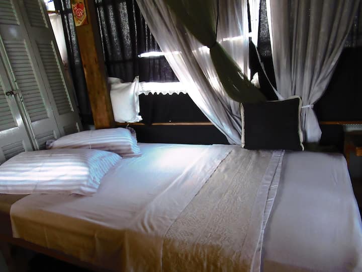 屋顶房间尺寸较小的双人床 