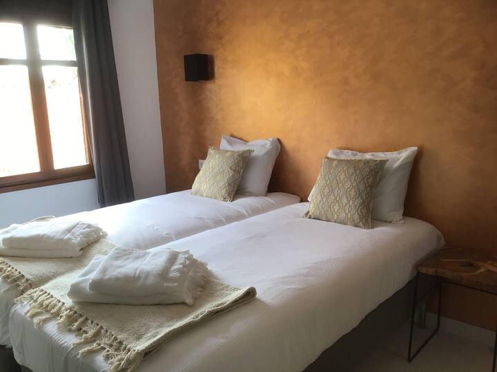 De bronzen slaapkamer met de badkamer en suite