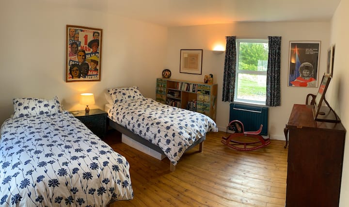 Bilik tidur biru di tingkat bawah