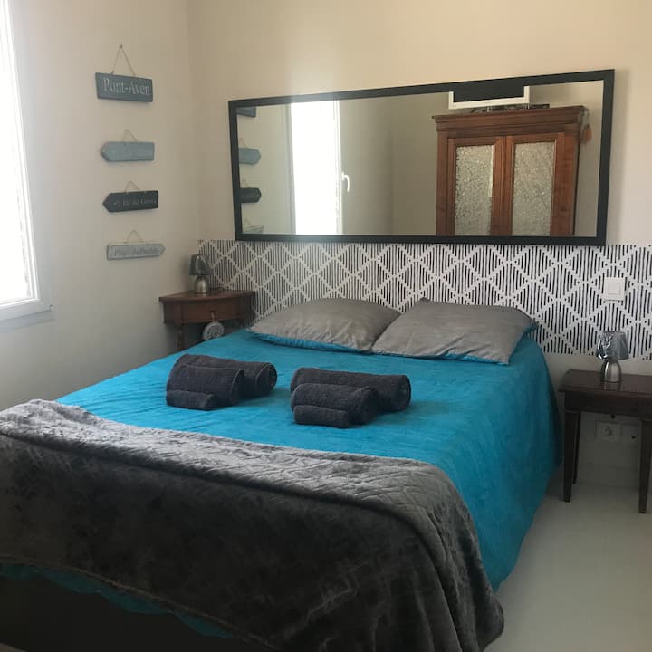 ห้องที่สองเตียง 140 และทีวี