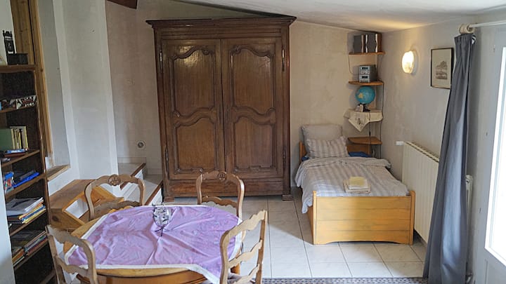 източната част на тоалетната на 6 - стайната вила.