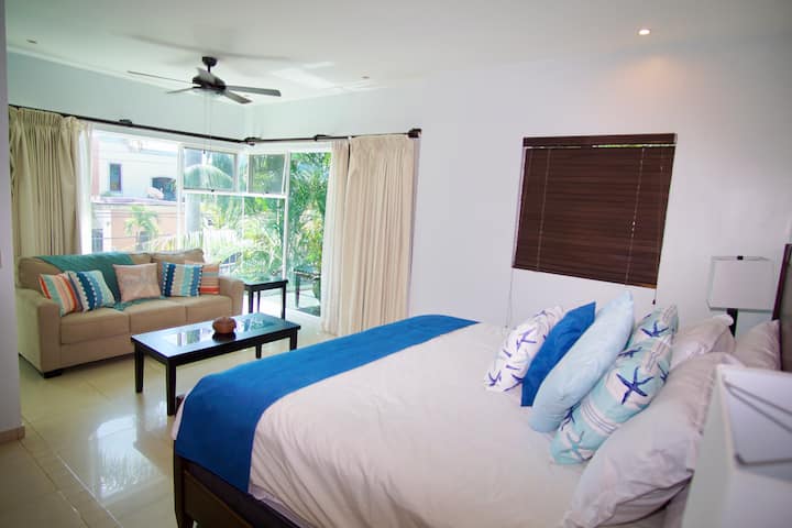 วิลล่า 4 ห้องนอน 1.  เตียงคิงไซส์และโซฟาปรับนอนพร้อมอ่างอาบน้ำในตัว 