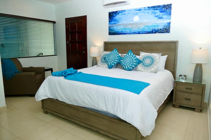 ห้องนอนที่ 3 (เตียงคิงไซส์พร้อมโซฟาปรับนอนควีนไซส์) วิลล่า 2