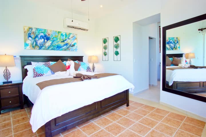 ห้องนอน 2 ชั้น 3 วิลล่า 2 เตียงคิงไซส์และห้องน้ำในตัวพร้อมวิวทะเล 