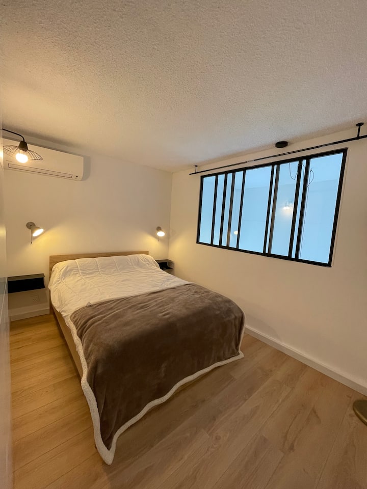 habitación con cama 140