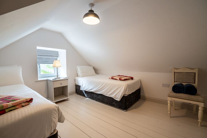 חדר שינה זוגי בקומה העליונה 