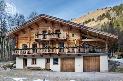 Top performing Airbnb: Charming cottage surrounded by nature, 300 m from the slopes in Hauteluce