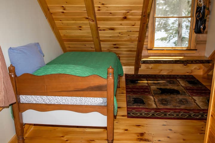 חדר שינה קטן - שתי מיטות יחיד