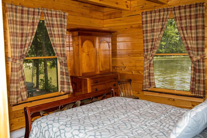 חדר שינה בקומה הראשונה עם מיטת קווין סייז