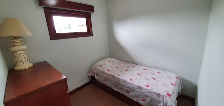Dhomë dyshe me krevat dopio, komodinë dhe një shërbëtor memec.