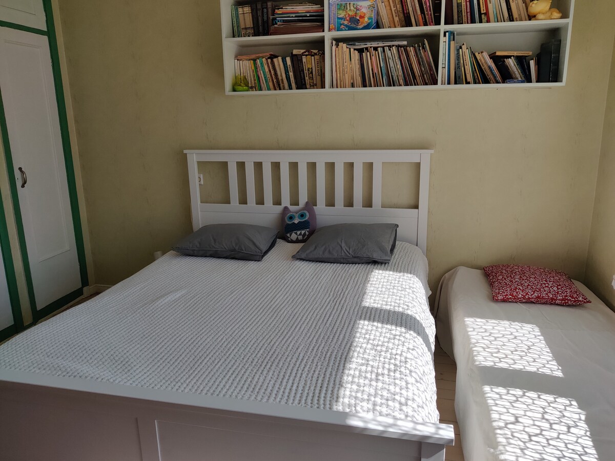 Primer dormitorio con cama ancha para dos personas, más posibilidad de una cama de campamento