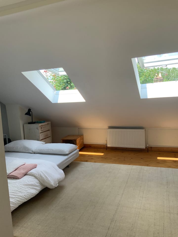 Amplia habitación loft con cama doble.