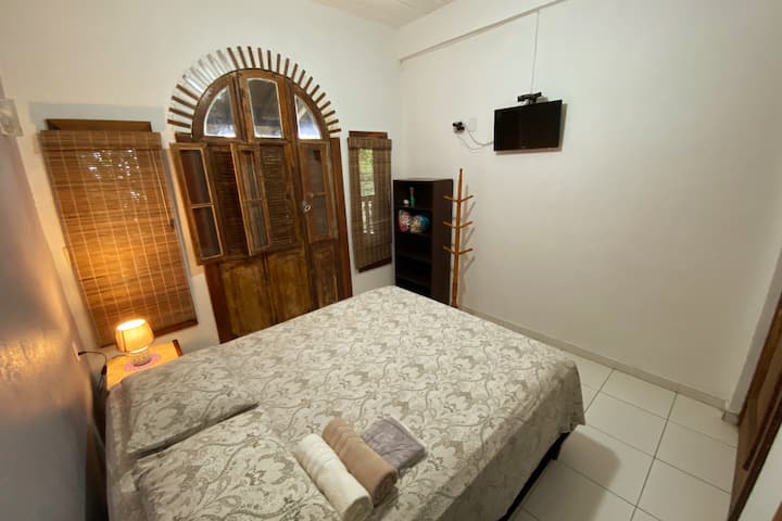 סוויטה 02 עם מיטת קווין סייז עם מזרן קפיצי, מאוורר תקרה, מיני בר , טלוויזיה בכבלים 24אינץ' וארון עם מדפים.