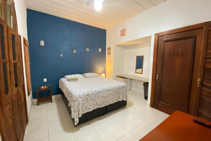 סוויטה 03 עם מיטת קווין סייז עם מזרן קפיצי, שידה, מאוורר תקרה, מיני בר וטלוויזיה בכבלים 48אינץ '.