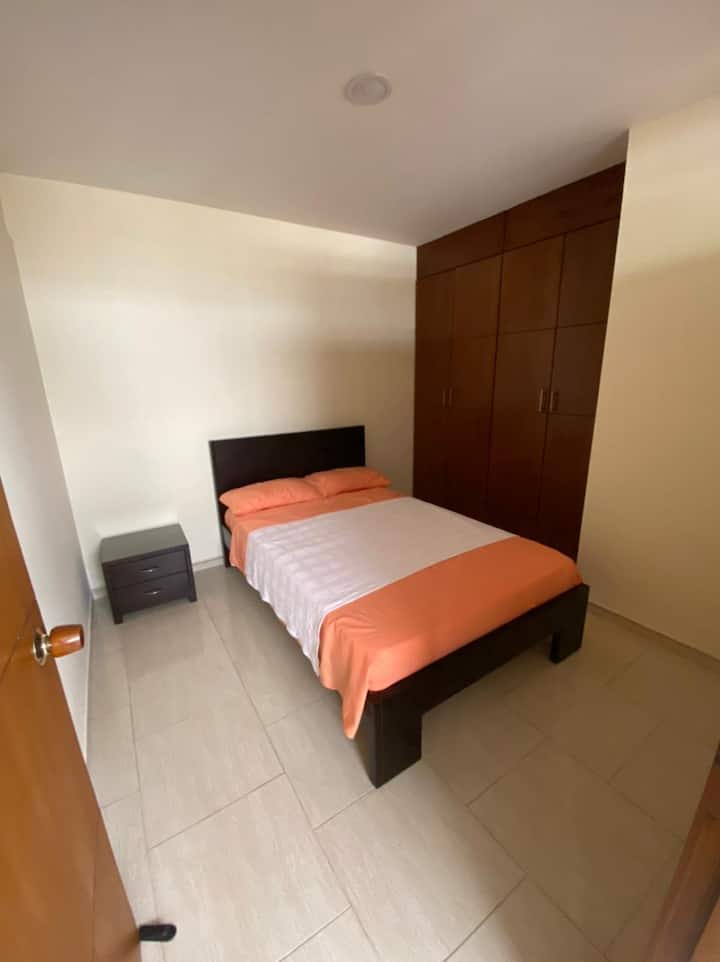 По - малко от трите спални. Легло в пълен размер.