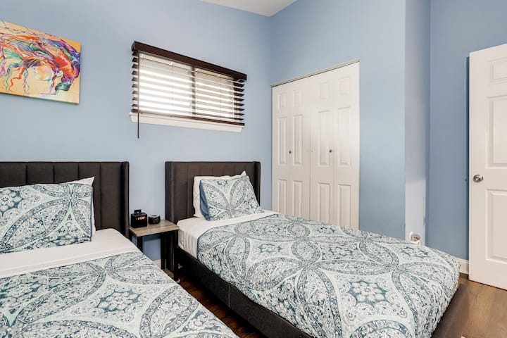 2 lits jumeaux, réveil et boîte à bruit blanc.