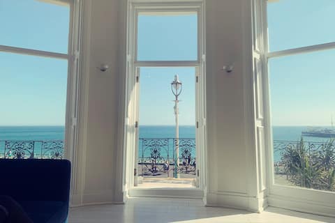 Large 3 bedroom seafront flat with sea views