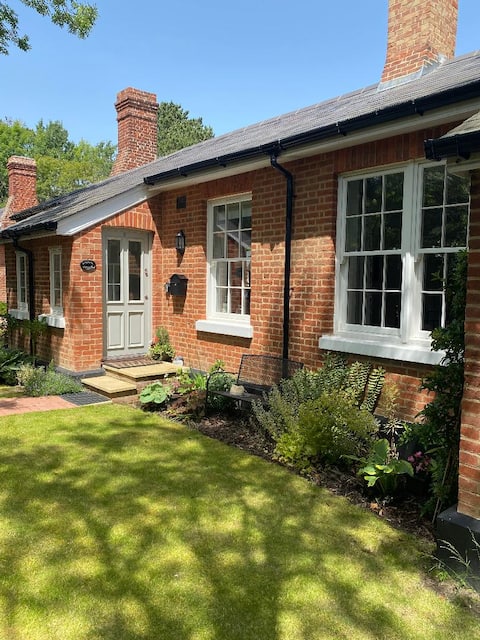 Top Airbnb: Cosy Victorian cottage set in a country park in Eastleigh
