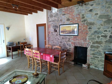 Top Airbnb: House and garden 10 minutes from Puy du Fou in Les Herbiers
