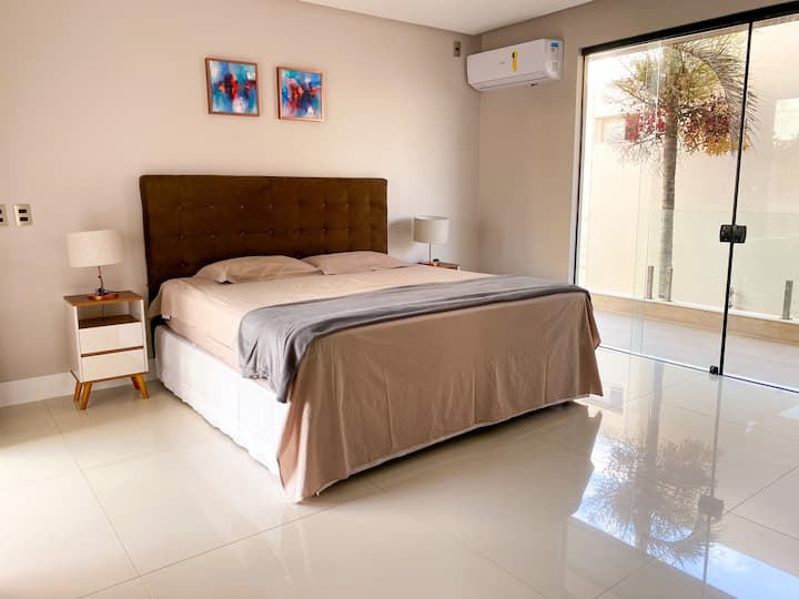 Q1. Suita kryesore luksoze me xhakuzi 
- Varanda e sollarium integrados 
- Krevat dopio "king"
- Ajër i kondicionuar i ndarë 
- Televizor me ekran të sheshtë me NETFLIX
- Shërbëtorët me zë të
lartë - Të rriturit dekorativë
