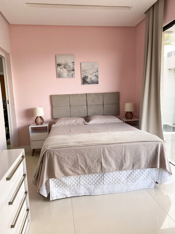 Q2. Suitë me pamje nga deti në ballkon 
- Krevat dopio. Kondicioner i ndarë.  Komodinë me sirtarë.   
- Krevat me një kuti + krevat me një kuti zgjatuese 