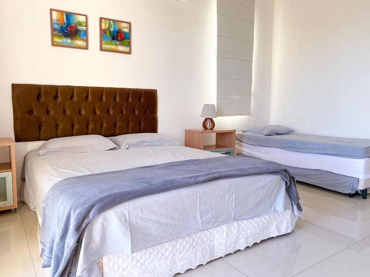 Q3.  Suitë me pamje nga deti në ballkon (e pjesshme) 
Krevat dopio "Queen". Krevat me një kuti + zgjatim për një krevat tek. Televizor plazma. Kondicioner i ndarë 