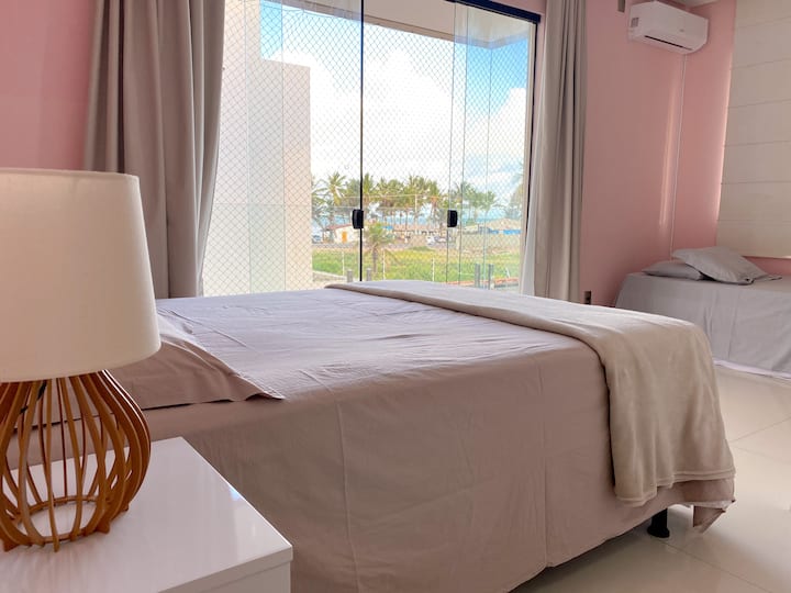 Q2. Suitë me pamje nga deti në ballkon 
- Krevat dopio. Kondicioner i ndarë.  Komodinë me sirtarë.   
- Krevat me një kuti + krevat me një kuti zgjatuese 