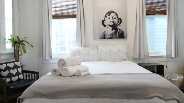 Stunning 1br On Canal Streetcar Line (30+ Nights) - Metairie, LA